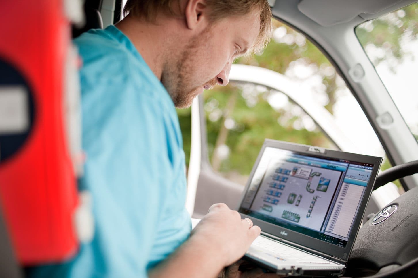Servicetekniker følger opp anlegget via SD-anlegg fra servicebilen